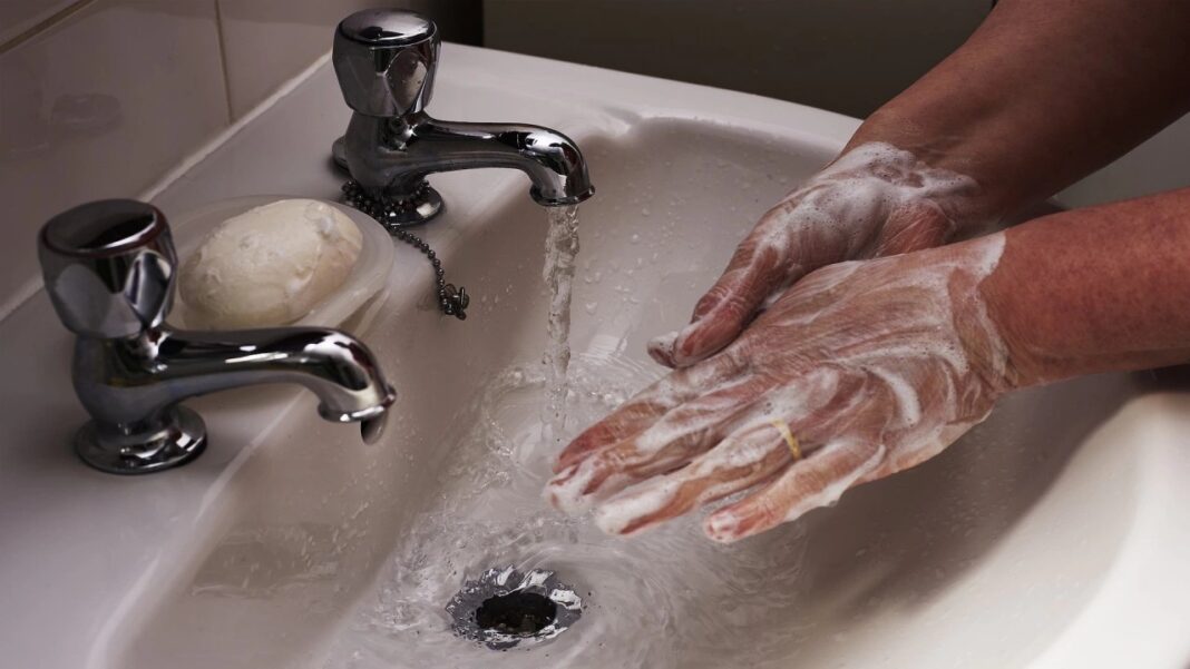 Неправильне миття рук може призвести до алергії на ювелірні вироби