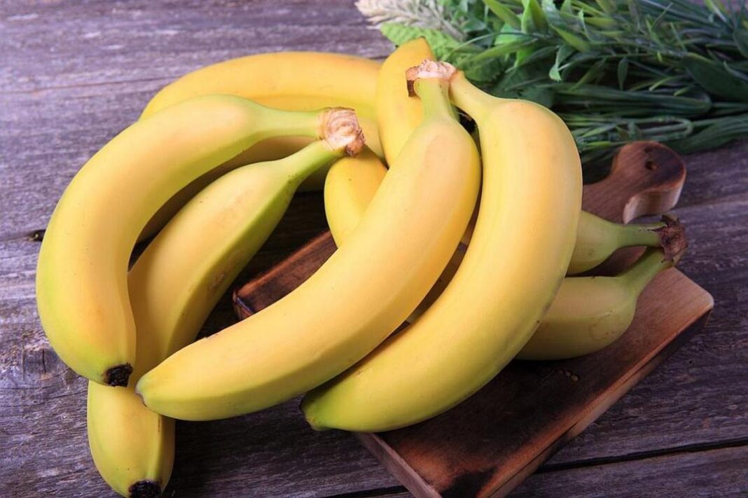 Лікар розповів, кому не можна їсти банани