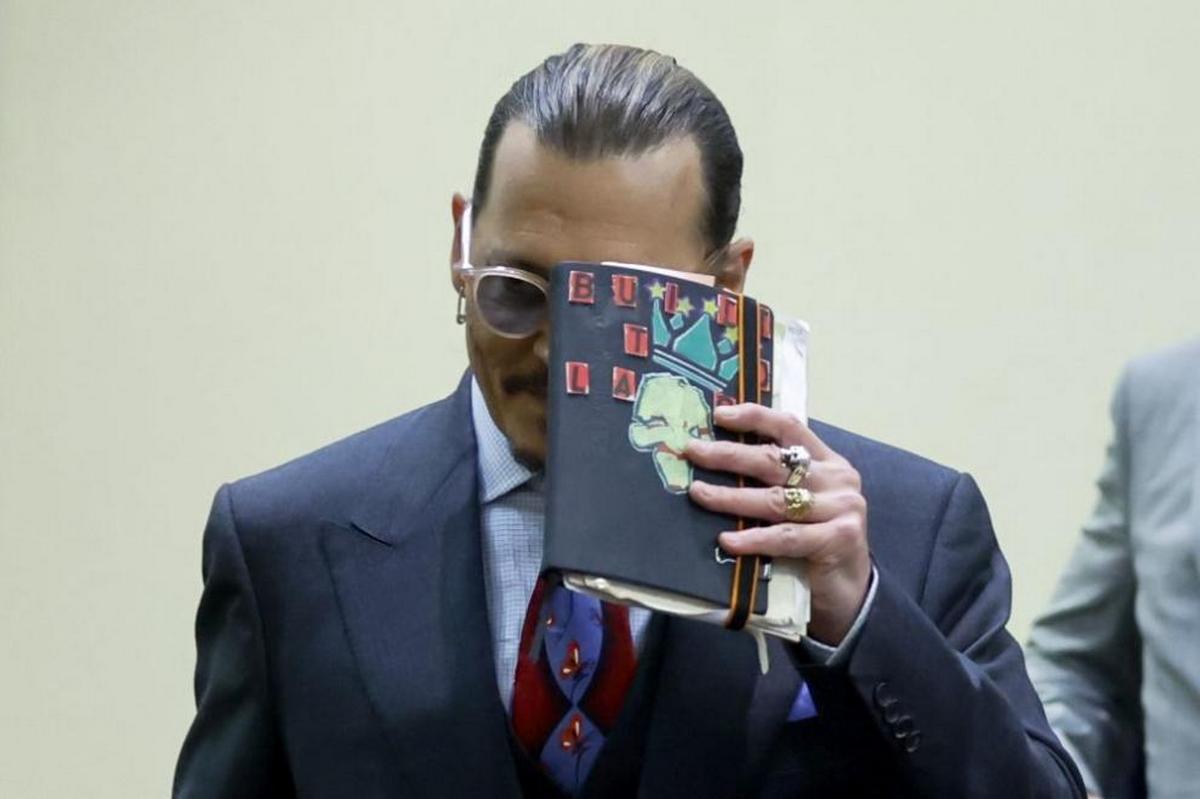 Конфеты и книги-раскраски: Джонни Депп убивает время в зале суда (Фото)
