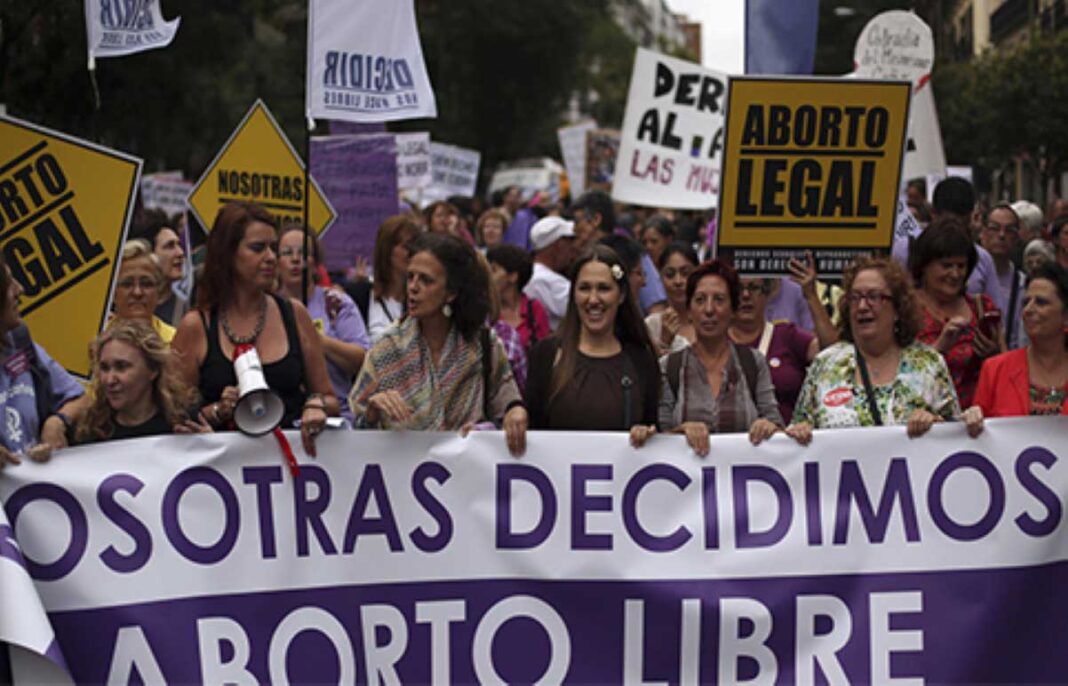 В Іспанії планують дозволити аборти 16-річним дівчатам без згоди батьків