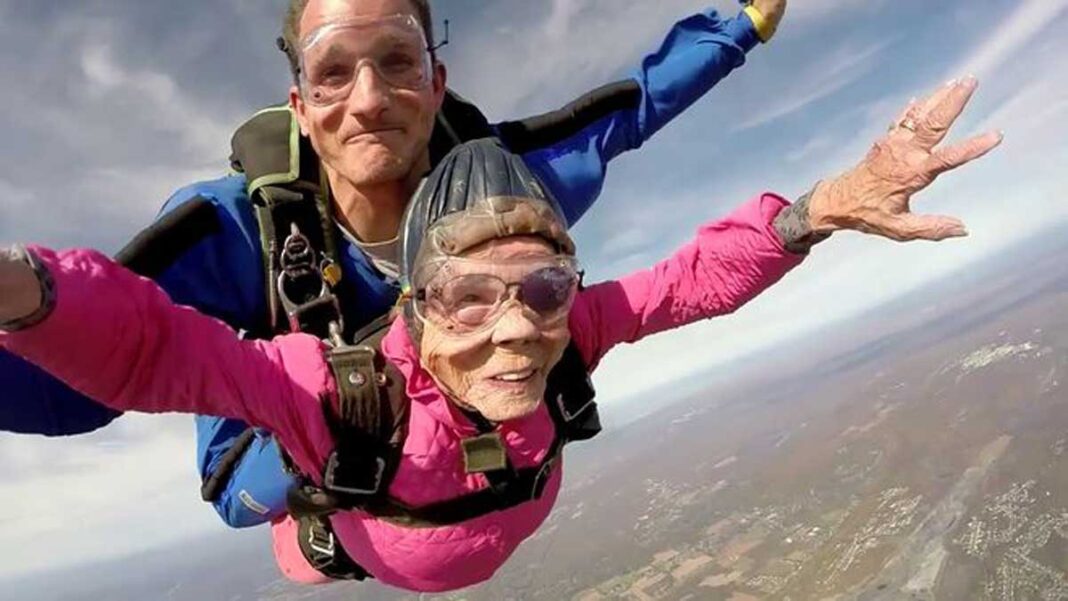 Жінка стрибнула із парашутом на своє 100-річчя