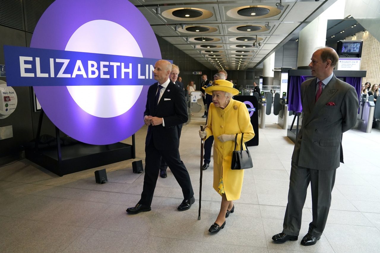 Елизавета II, одетая в цвета флага Украины, посетила новую линию лондонского метрополитена (Фото)