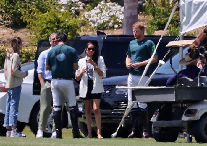 Меган Маркл в коротких джинсовых шортах нарушает все правила королевского этикета (Фото)