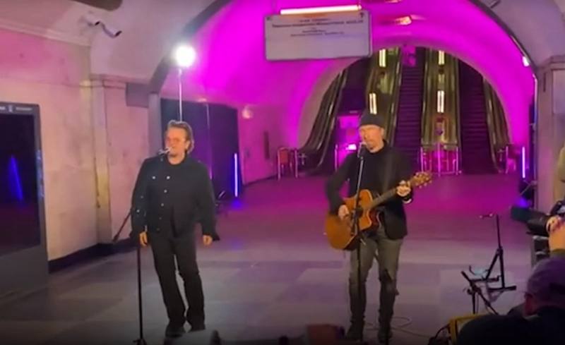 Боно та Едж із гурту U2 дали концерт у київському метро