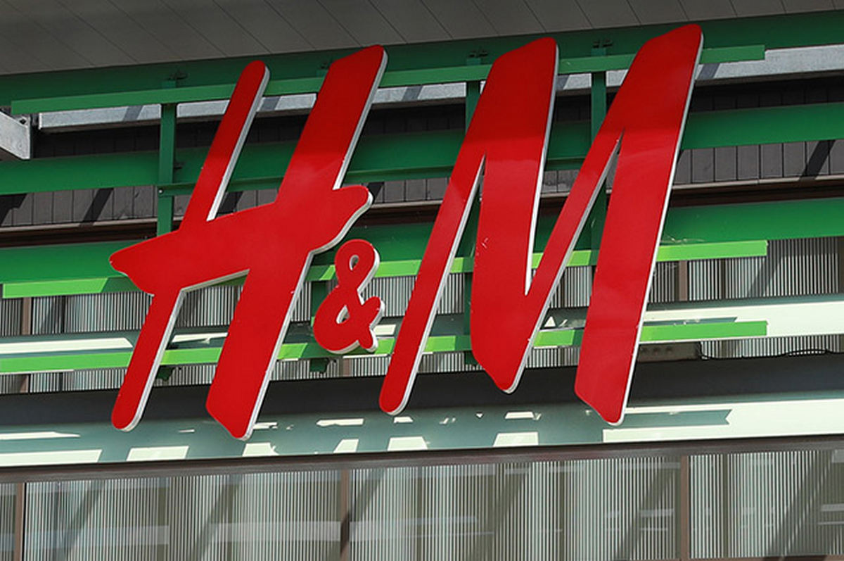 У Росії компанію H&M звинуватили у дискримінації покупців за відмову продавати одяг росіянам