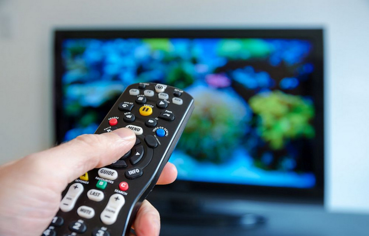 Вчені попереджають що нічний перегляд телевізора може зробити нас товстими