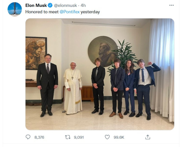 Маск порушив мовчання у Твіттері фотографією з Папою Римським