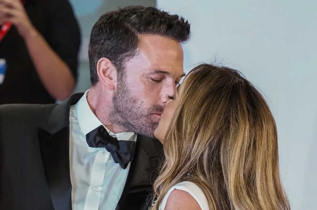 Пристрасні поцілунки на очах дітей: Дженіфер Лопес та Бен Аффлек зіграли друге весілля