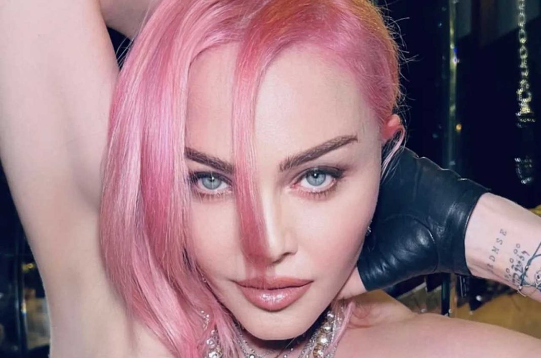 Мадонна з рожевим волоссям у прозорому корсеті приголомшила фанатів.