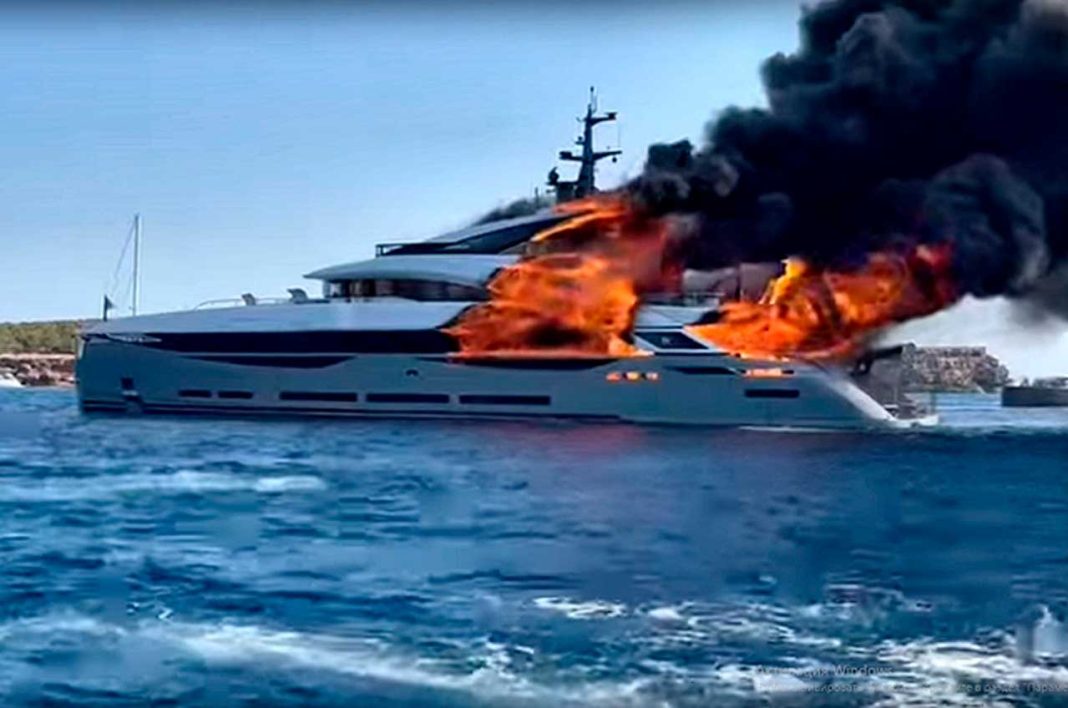 В Іспанії згоріла нова супер-яхта вартістю 24 млн доларів
