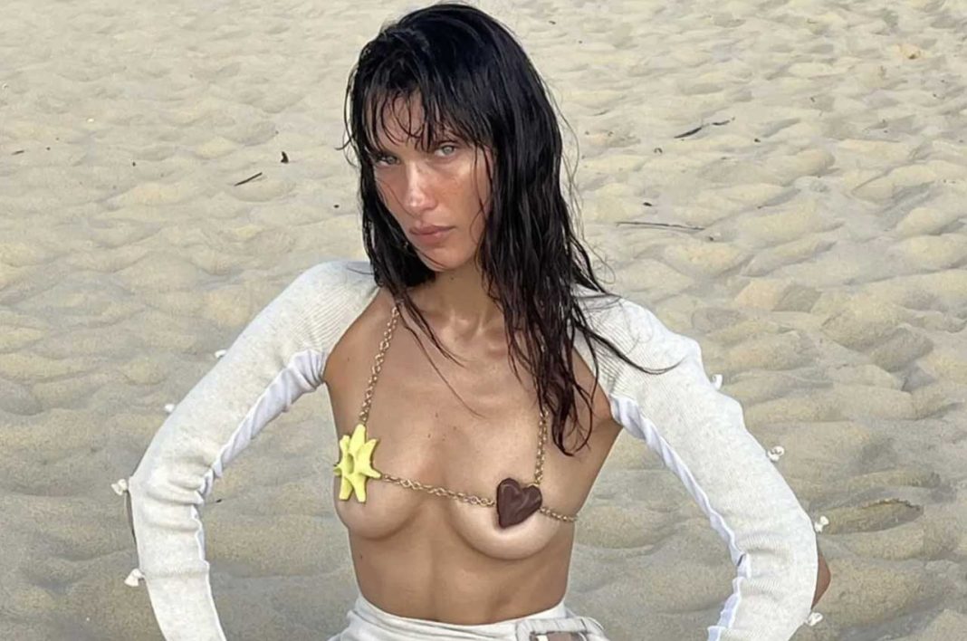 Провокація зірки: Найкрасивіша жінка в зухвалому вбранні засвітила груди у пустелі