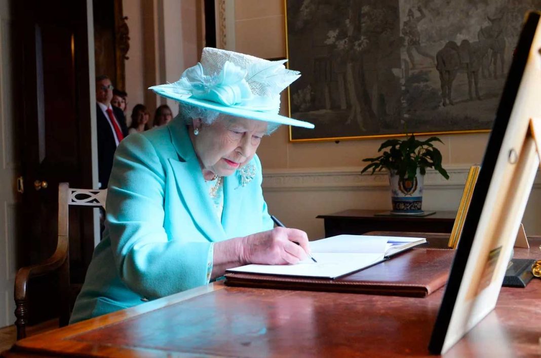 Таємниця покійної королеви: Що Єлизавета II написала у листі, який можна відкрити лише у 2085 році