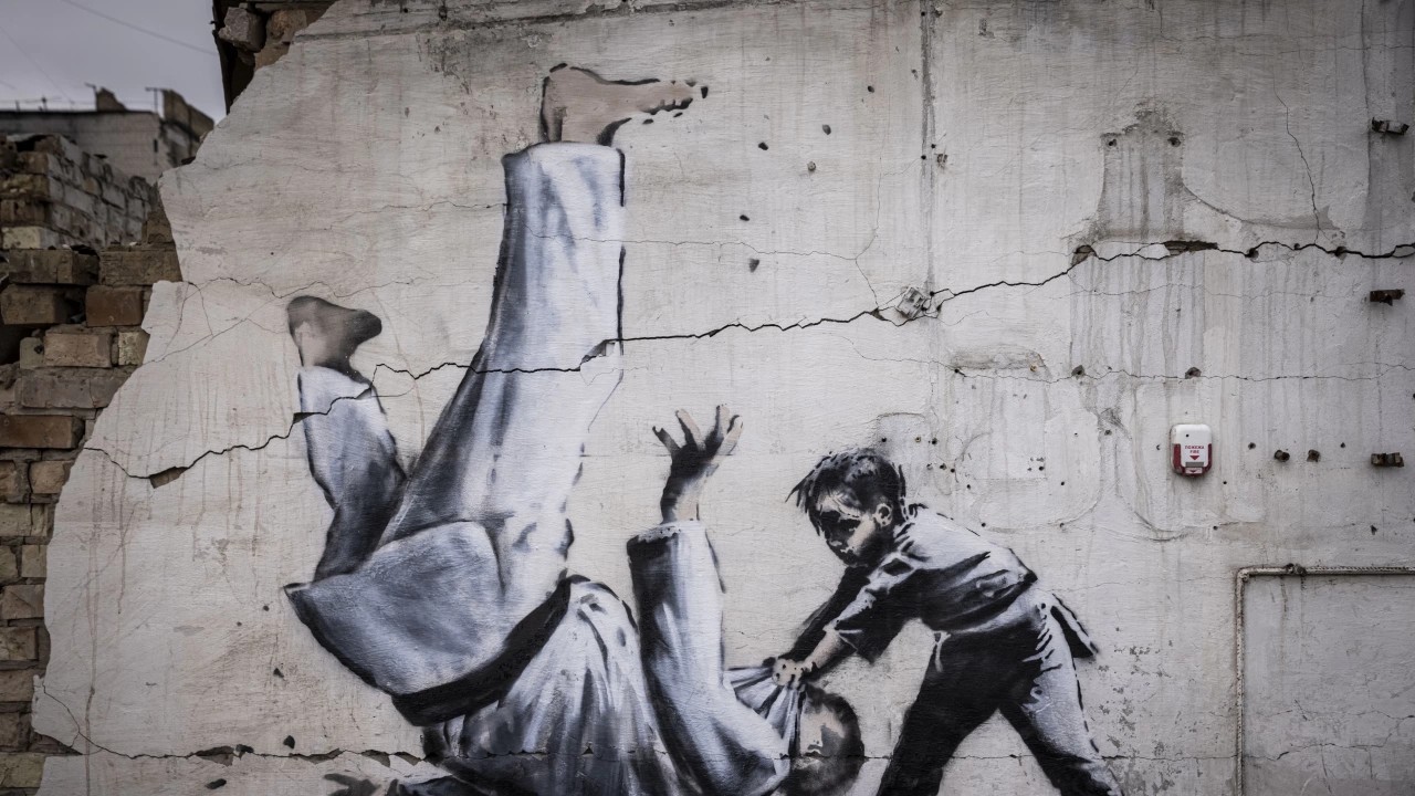 Бенксі представив нові графіті в зруйнованій Україні: художник показує хлопчика, який кидає Путіна на землю в поєдинку з дзюдо