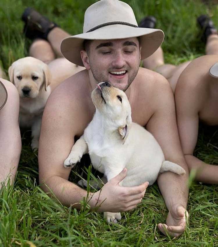 Голі студенти-ветеринари з Австралії сфотографувалися з тваринами для календаря